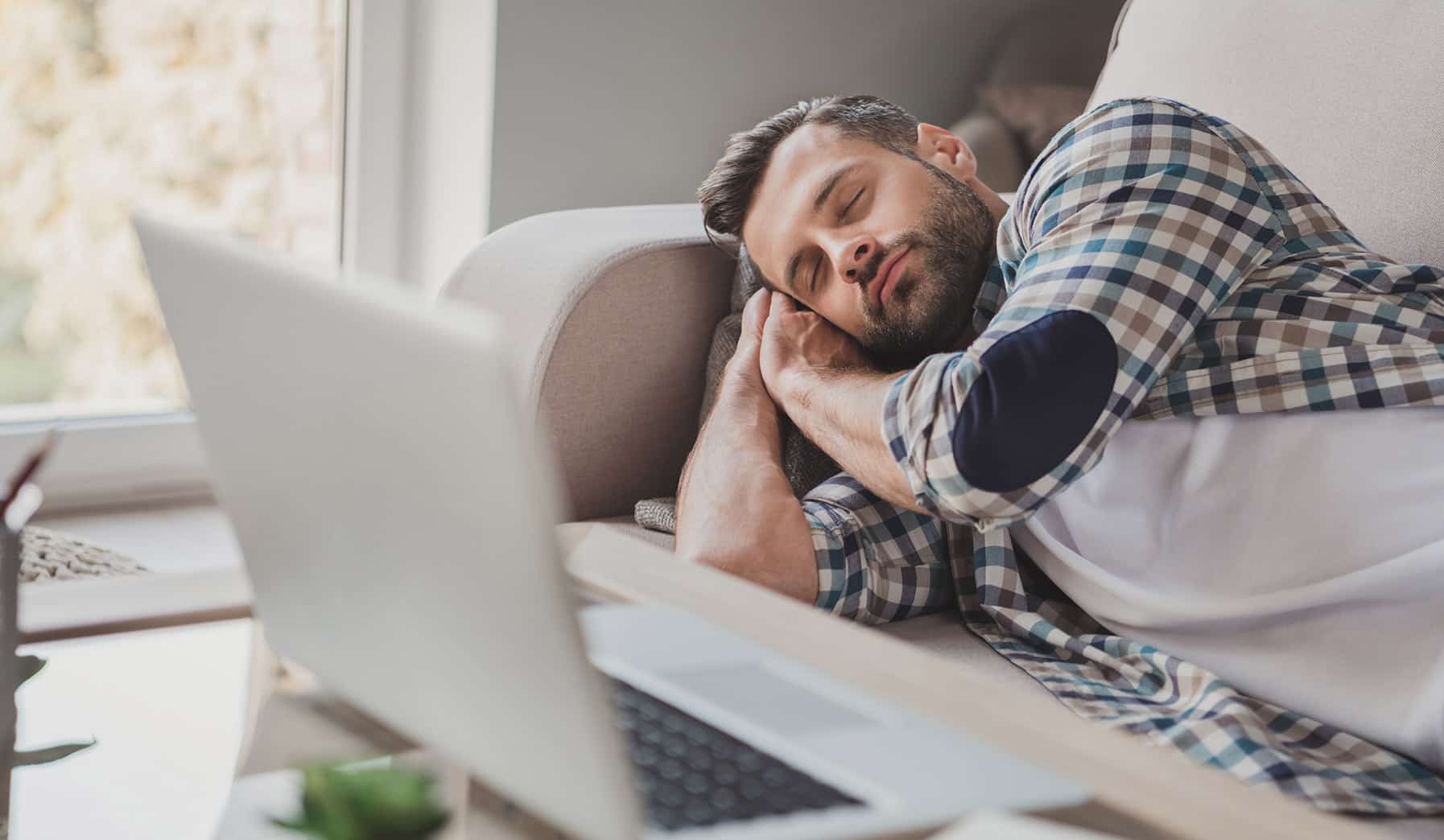 Discover the benefits of afternoon power naps and sleeping at work during the day.